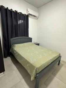 Un pat sau paturi într-o cameră la Acogedora Suite