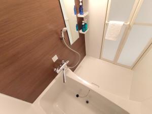 a bathroom with a bath tub and a mirror at LANG - Vacation STAY 21197v in Tokyo