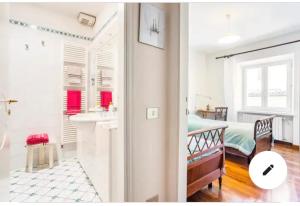 マチェラータにあるCozy apartment in Palazzo Magnalbo'のベッドルーム1室(ベッド1台付)、バスルーム(シンク付)