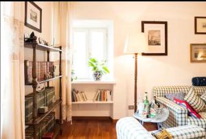 un soggiorno con un divano e un tavolo di Cozy apartment in Palazzo Magnalbo' a Macerata