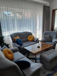 a living room with couches and a coffee table at Ferienhaus in Kolberg mit Grill und Garten in Kołobrzeg