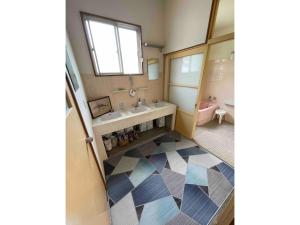 y baño con lavabo y aseo. en KIYO BEACH HOUSE - Vacation STAY 16363 
