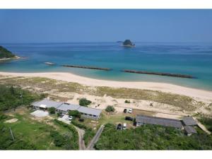 een luchtzicht op een huis op een strand bij KIYO BEACH HOUSE - Vacation STAY 16363 