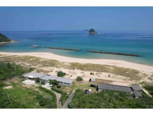 una vista aérea de una casa en la playa en KIYO BEACH HOUSE - Vacation STAY 16363 