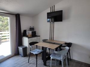 a kitchen with a table and chairs in a room at Gîte avec piscine - 4 personnes - Pays Cathare in Cuxac-Cabardès