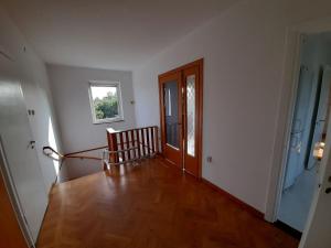 Cette chambre vide est dotée de parquet et d'une porte. dans l'établissement Room in house with good communication, à Stockholm