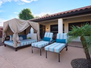 drie stoelen en een luifel op een patio bij Arabian Nights - Private Pool - Mins to Kierland in Phoenix