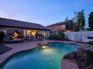 een zwembad in een tuin met een huis bij Arabian Nights - Private Pool - Mins to Kierland in Phoenix