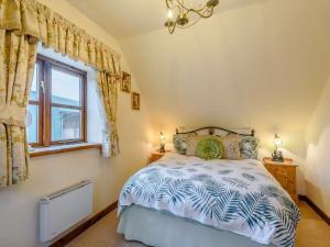 a bedroom with a bed and a window at 2 Bed in Ironbridge 86590 in Leighton