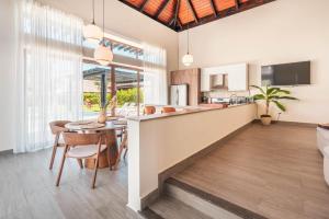 プンタ・カナにあるTropical villa with picuzzi at Green Village BCAのオープンキッチン、ダイニングルーム(テーブル、椅子付)