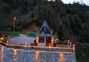 Nespecifikovaný výhled na hory nebo výhled na hory při pohledu z luxury tent