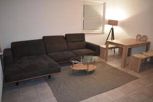 ein Wohnzimmer mit einem Sofa und einem Tisch in der Unterkunft Monteurwohnung / Apartment for Business Trip in Schwanewede