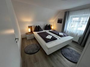 ein Schlafzimmer mit einem Bett mit Kissen und einem Fenster in der Unterkunft Labis Room 2“ in Salzburg