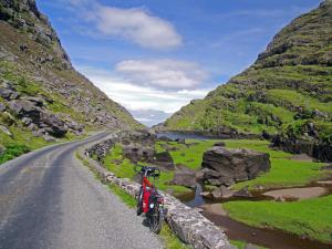 een rode motorfiets geparkeerd aan de kant van een weg bij Sheans Holiday Cottage Killarney by Trident Holiday Homes in Killarney