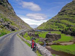 une moto rouge garée sur le côté d'une route dans l'établissement Sheans Holiday Cottage Killarney by Trident Holiday Homes, à Killarney