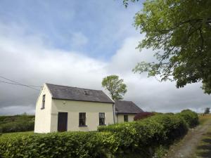 une maison blanche sur le côté d'une route dans l'établissement Sheans Holiday Cottage Killarney by Trident Holiday Homes, à Killarney 10 autres photos