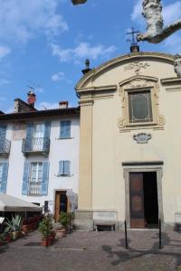 a large white building with a window on top of it at Balconi san Giorgio in Varenna
