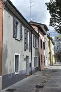 Una hilera de casas con ventanas cerradas en una calle en DieciVasi, en Rávena 46 fotos más