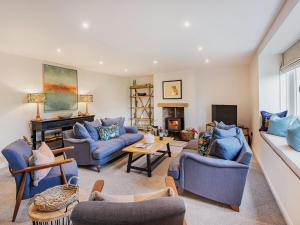 uma sala de estar com sofás azuis e uma lareira em 4 Bed in Eden Valley 85775 em Blencarn