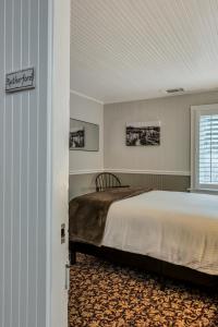 a bedroom with a bed and a window at Calistoga Wine Way Inn in Calistoga