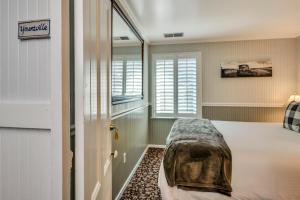 a bedroom with a bed in a room with windows at Calistoga Wine Way Inn in Calistoga