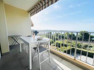 Studio Cosy-Vue Mer Panoramique Exceptionnelle的阳台或露台