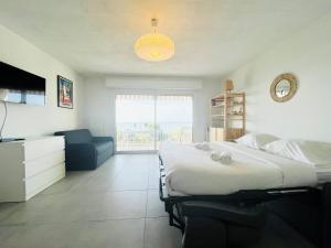 Studio Cosy-Vue Mer Panoramique Exceptionnelle客房内的一张或多张床位