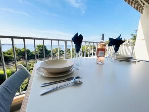 Studio Cosy-Vue Mer Panoramique Exceptionnelle的阳台或露台