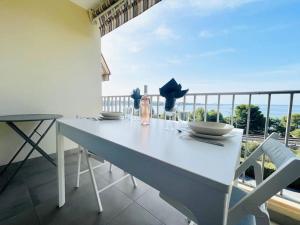 Studio Cosy-Vue Mer Panoramique Exceptionnelle的阳台或露台