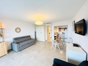 邦多勒Studio Cosy-Vue Mer Panoramique Exceptionnelle的带沙发和电视的客厅