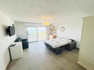 Studio Cosy-Vue Mer Panoramique Exceptionnelle客房内的一张或多张床位