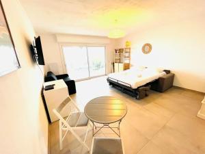 Studio Cosy-Vue Mer Panoramique Exceptionnelle客房内的一张或多张床位