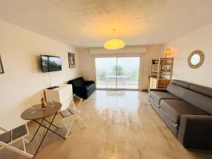 Studio Cosy-Vue Mer Panoramique Exceptionnelle的电视和/或娱乐中心