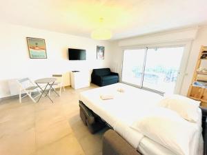 Studio Cosy-Vue Mer Panoramique Exceptionnelle的电视和/或娱乐中心