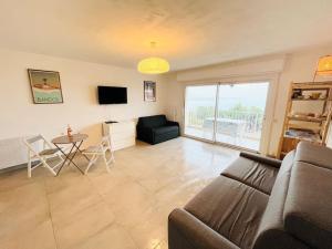 Studio Cosy-Vue Mer Panoramique Exceptionnelle的电视和/或娱乐中心