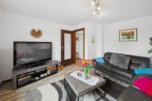 TV a/nebo společenská místnost v ubytování Ferienhaus in Roggendorf Haus - Fernblick