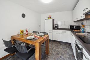 Kuchyň nebo kuchyňský kout v ubytování Ferienhaus in Roggendorf Haus - Fernblick