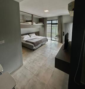 um quarto com uma cama e piso em azulejo em Reina Mora Hotel em La Rioja