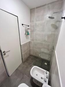 y baño con ducha, aseo y lavamanos. en Reina Mora Hotel en La Rioja