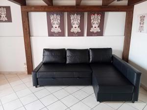 a black leather couch in a living room at Ognina Marina Gem in Catania