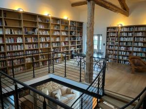 una biblioteca con muchas estanterías en Domaine de la Calamande, en Grillon