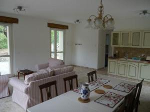 cocina y sala de estar con mesa y sillas en Ferienhaus in Stellanello mit Terrasse, Grill und Garten, en Testico