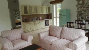 sala de estar con 2 sofás y cocina en Ferienhaus in Stellanello mit Terrasse, Grill und Garten, en Testico