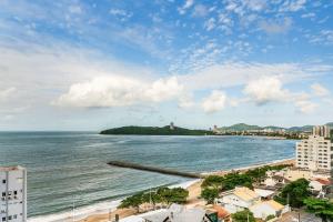 a view of a beach with buildings and the ocean at Apto Vista Mar cond. c/ piscina e churrasq VCE1102 in Piçarras
