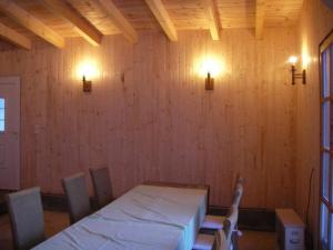 Tempat tidur dalam kamar di Ferienhaus "Lena"