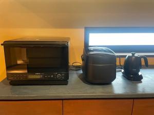 encimera de cocina con tostadora, tostadora y tostadora en Tonegun - House - Vacation STAY 16434, en Sudagai