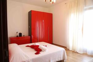 un dormitorio con un armario rojo y un animal de peluche rojo en una cama en Luminoso trilocale a due passi da Ivrea, en Pavone Canavese