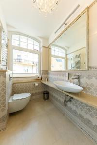 a bathroom with two sinks and a large mirror at COLUMBUS Ustka - Marynarki Polskiej 2 in Ustka