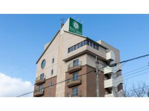 ein Gebäude mit grüner Flagge darüber in der Unterkunft SHIZUKUISHI RESORT HOTEL - Vacation STAY 29557v in Shizukuishi