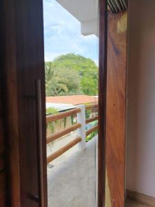 uma porta que abre para uma varanda com vista em BM Zihua Casa de Huéspedes em Zihuatanejo